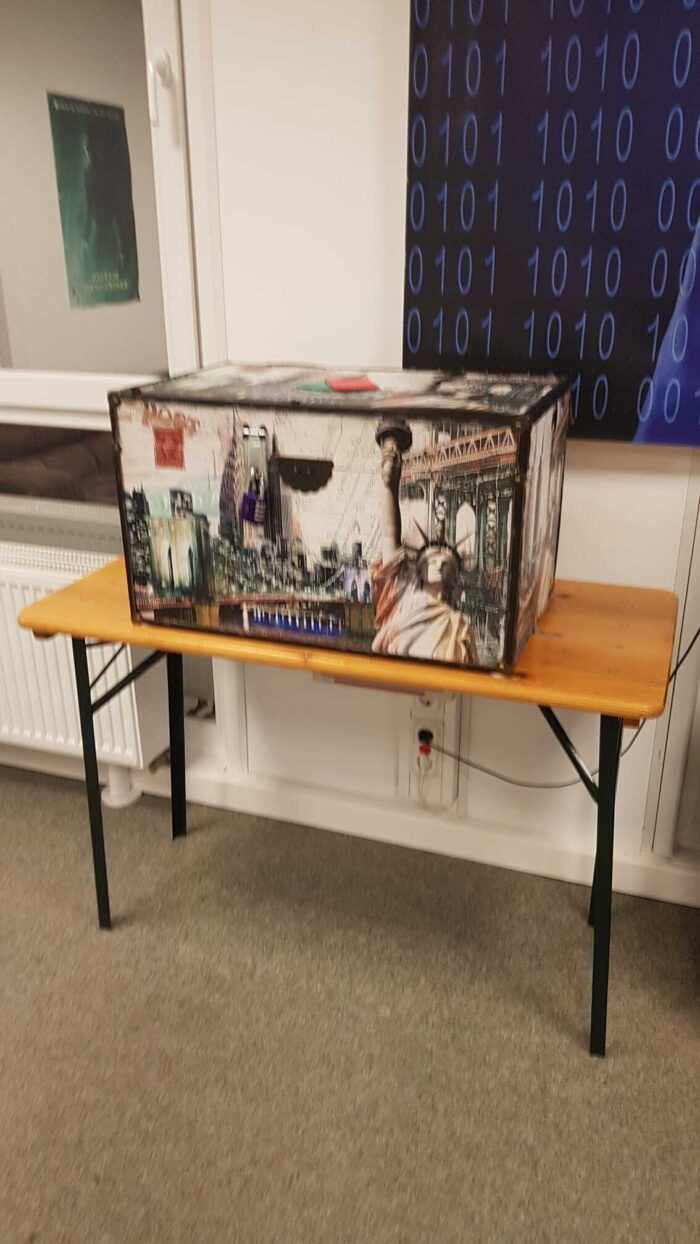Dekobox groß auf kl Biertisch