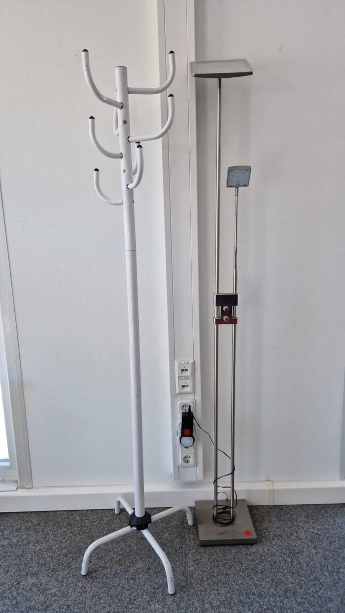 Kleiderständer und Deckenfluter